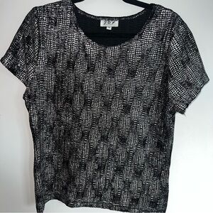 Black and White Boxy Short Sleeve T-Shirt with Geometric Pattern